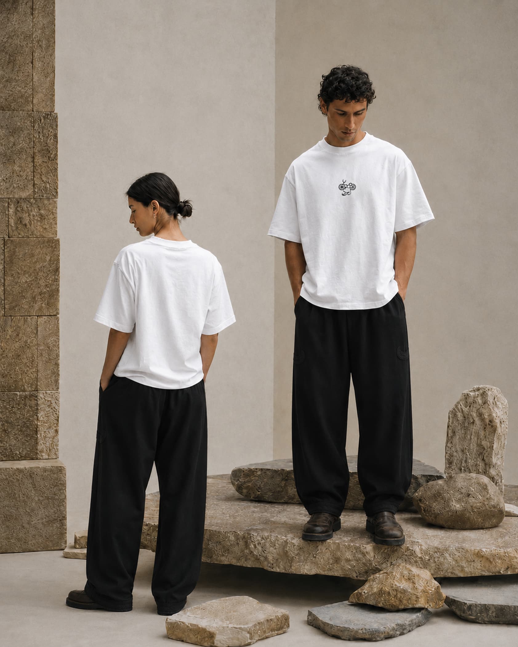 Modèle portant le t-shirt Essential White Life So Dope